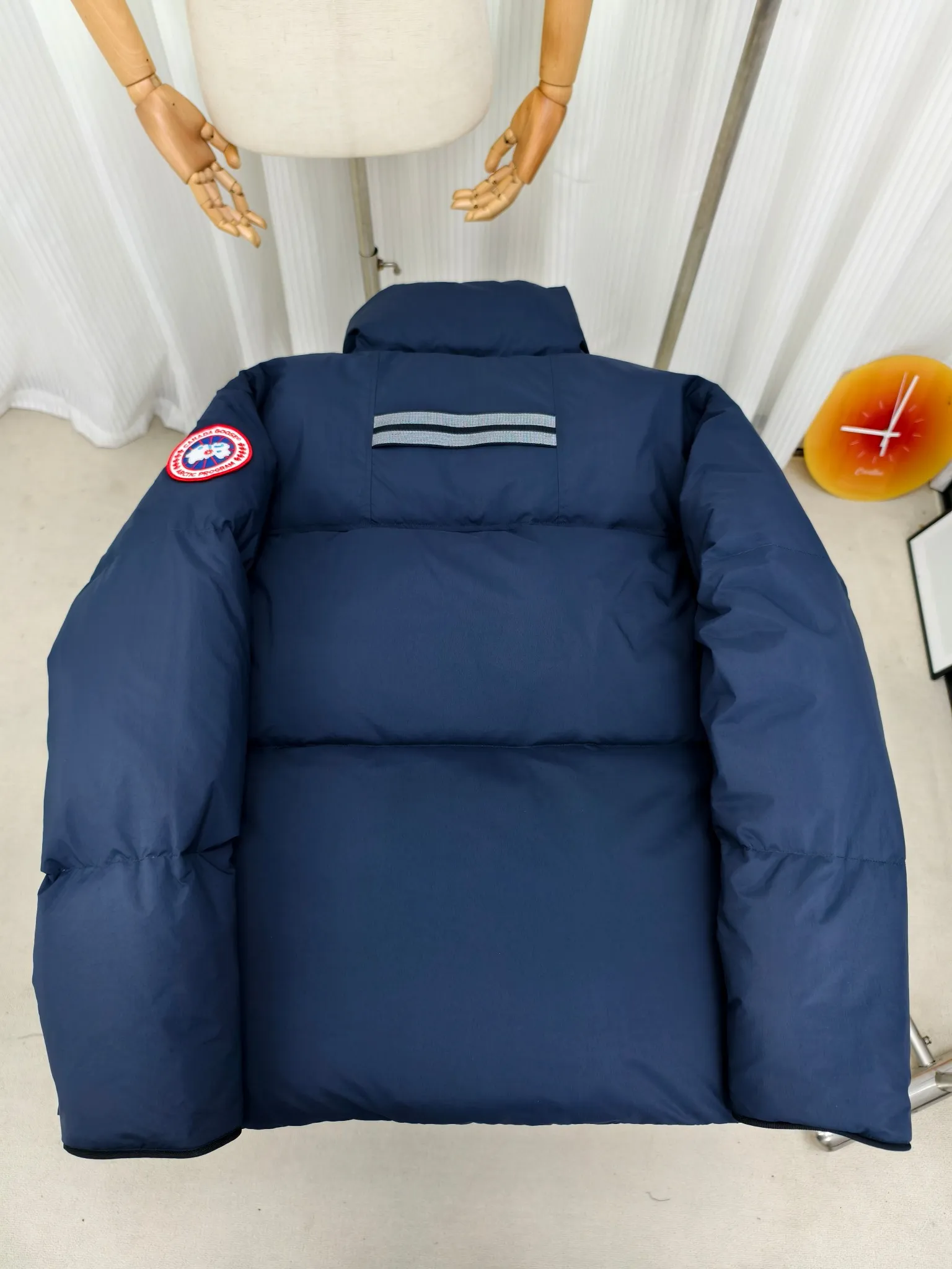 Style number: Y 172 2802M (high version) Canada gooes Canada goose Lawrence down jacket Lawrence down jacket provides basic protection for daily adventures. Delicately soft fabric, this is a water-repellent fabric that is soft to the touch yet durable. Filled with extremely fluffy white duck down. This piece has a quilted body and structured down. Padded collar and reflective double-stripe grip tape. Extended hem and tucked-in inner rib-knit cuffs. ⚠️The actual color of the desert color is darker, consistent with the color on the official website Color: Black Black Label Black Red Label Desert Color Ocean Blue Size: XS-2XL